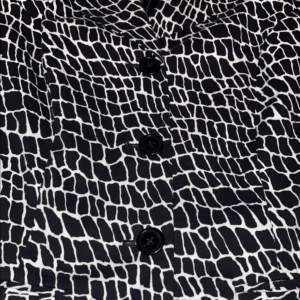 Studio Works Black & White Geometric Lined 3 Button 3/4 sleeve blazer. Size LP - Picture 7 of 13